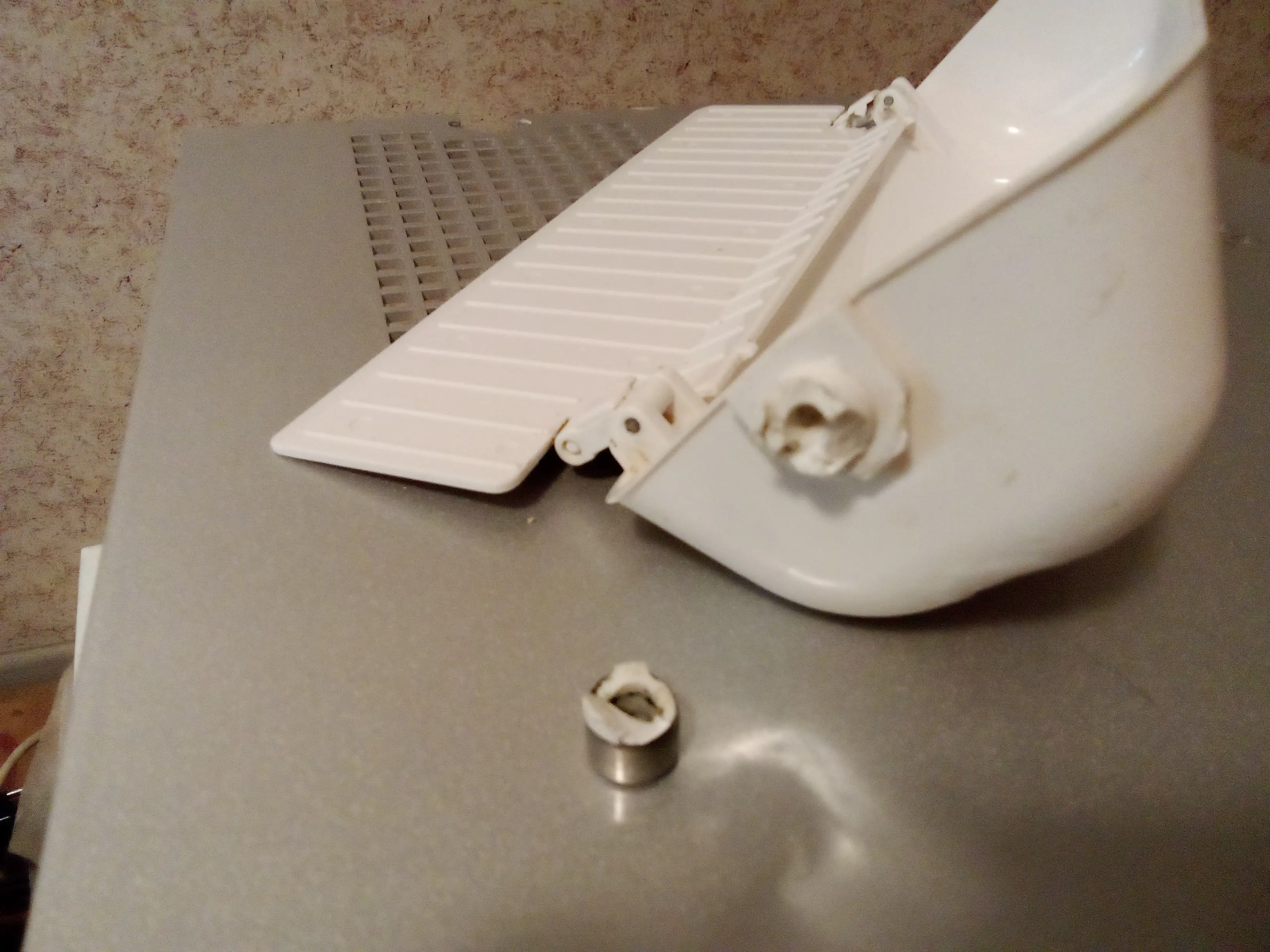 сломанное корыто льдогенератора